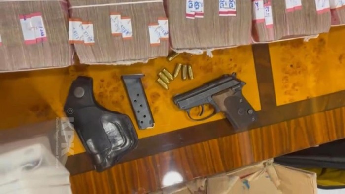 geledah-rumah-kadis-pupr-sumut-kpk-amankan-rp28-miliar-dan-senpi